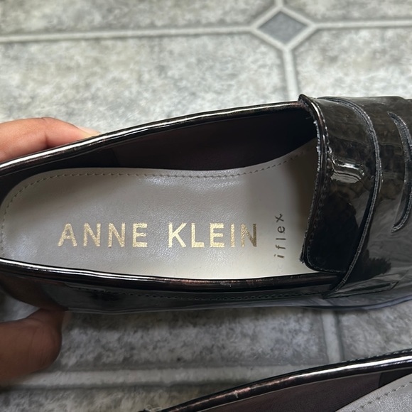 Lightly Used, polished, Annie Klein brand shoes - Picture 3 of 5